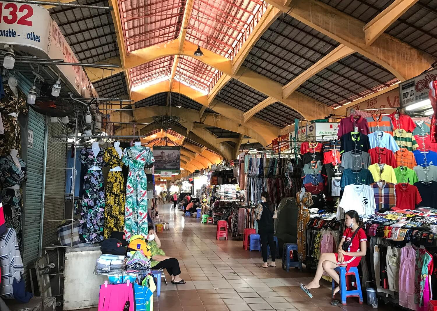 Chợ Bến Thành có bày bán nhiều mặt hàng