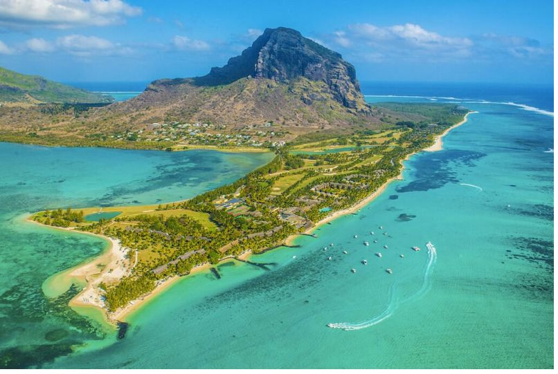 Bờ biển xanh biếc và núi non hùng vĩ của Đảo Mauritius