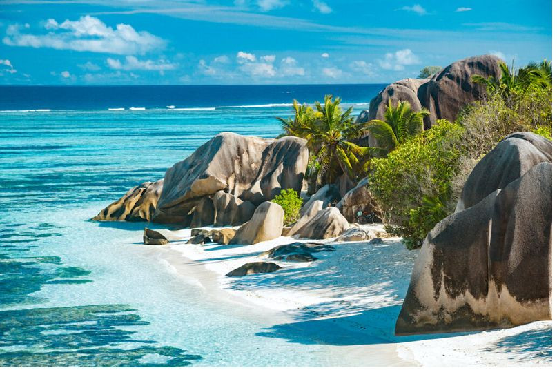 Toàn cảnh quần đảo Seychelles với 115 hòn đảo lớn nhỏ, bãi biển cát trắng và đá granite đặc trưng