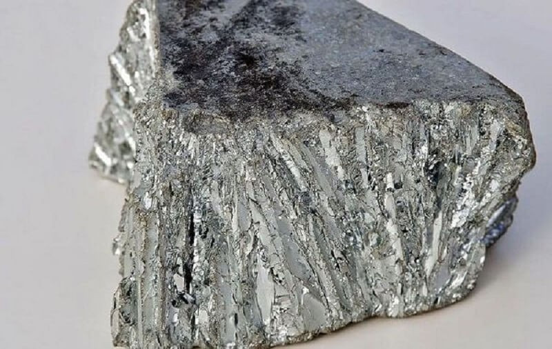 Thỏi kẽm tinh khiết với bề mặt bóng loáng, thể hiện tính chất vật lý đặc trưng