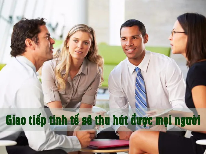 Một nhóm người đang trò chuyện vui vẻ trong một buổi tiệc ấm cúng