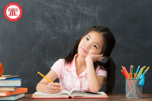 Một nhóm người đang trò chuyện vui vẻ